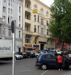 Вид на улицу с площади Ноллендорфплац