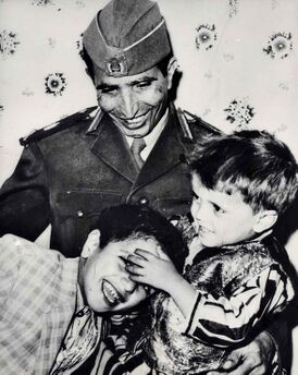 Хасан аль-Амри со своими детьми. 1965 год
