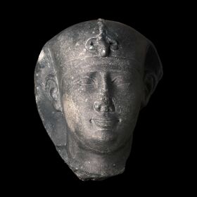 Голова статуи Нектанеб II. Музей изящных искусств, Лион