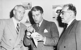 Вилли Лей (справа) в беседе с Хайнцем Габером и Вернером фон Брауном, 1954