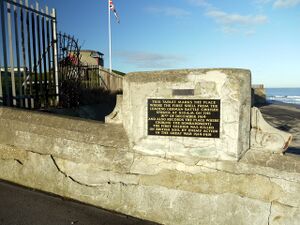 Мемориальная доска, установленная у береговой батареи в Хартлпуле.