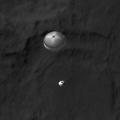 «Кьюриосити» спускается под парашютом (6 августа 2012 г .; MRO/HiRISE).