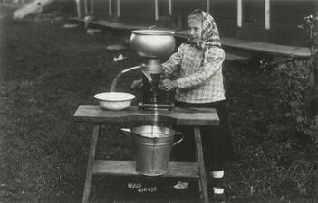 Девочка в национальной одежде, деревня Хулло, 1930 год