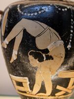 Женщина-акробат изображена на древнегреческой гидрии, около 340-330 до н. э.