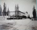 Гимназисты перед зданием гимназии.