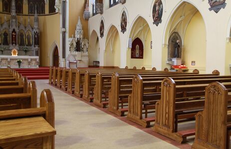 Церковные скамьи, устанавливаемые в католических церквях