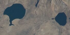 Вид на озера Касири-Эмбра (слева) и Касири-Мачо с МКС 7 октября 2011 года