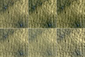 Испарение льда в свежих кратерах в серии изображений камеры HiRISE на аппарате Mars Reconnaissance Orbiter, 2009 г.