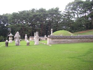 Могила короля Сунджо в парке Сенджон
