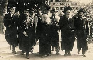 Авраам Мордехай Альтер в центре, довоенная фотография, Польша