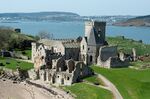 Руины Инчколмского аббатства в заливе Ферт-оф-Форт (Шотландия)