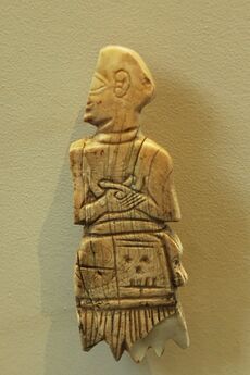 Инкрустация из перламутра с именем Акургаля, сына Ур-Нанше, правителя Лагаша. Найдено в Телло, древнем Гирсу