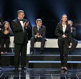 Юлианна Авдеева с присуждением первой премии в 2010 году на конкурсе Шопена. Слева - президент Польши Бронислав Коморовский