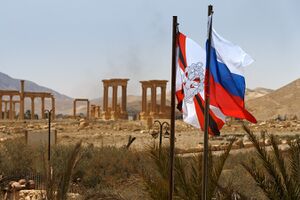 Флаг России в освобождённой Пальмире