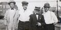 Ирландские иммигранты в Канзас-Сити, штат Миссури, 1909 г. Второй мужчина слева носит кепи.