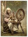 Ирландская женщина за прялкой. Фотохромная печать, 1890-е.