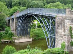 Железный мост через реку Северн в Колбрукдейле, Англия (закончен в 1779 году)
