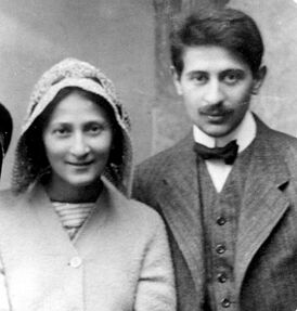 В 1910 году с женой Полиной Рубиной