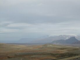 Вид с горного хребта Калдидалсвегур (Эйриксйёкюдль виден на дальнем плане, с правой стороны)