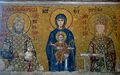 Мозаика XII века из верхней галереи Айя Софии, Константинополь. Император Иоанн II (1118–1143) показан слева, с Девой Марией и младенцем Иисусом в центре и супруга Иоанна императрица Ирина справа.