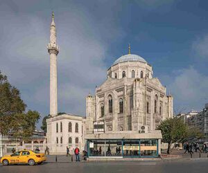 Мечеть Аксарай Пертевниял Валиде Султан в Стамбуле