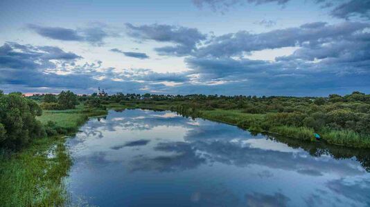 Река Лух и вид на Мыт на закате