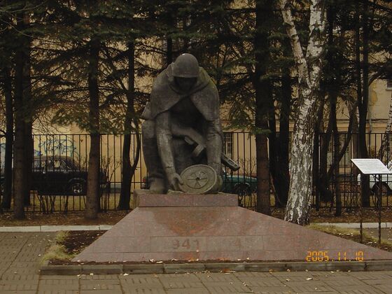 Памятник сапёрам Великой Отечественной войны перед Измайловской гимназией в Москве