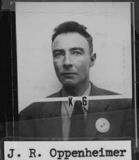 Фотография и машинописный текст «J. R. Oppenheimer» ниже