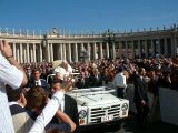 Иоанн Павел II на Площади Святого Петра в 2004 на папамобиле Fiat Campagnola
