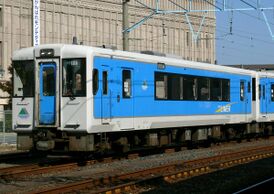 Дизельный локомотив серии KiHa 101 на линии Атэрадзава