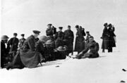 Советские и польские офицеры на учениях (зима 1941 года), польские военнослужащие в английских стальных касках Броди, сидящий справа в офицерской фуражке — генерал В. Андерс.