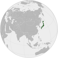 Япония на карте мира. Светло-зелёным обозначены территории Кунашира, Итурупа, Шикотана и островов Хабомаи, контролируемые Россией, на которые претендует Япония
