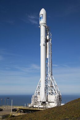 Ракета-носитель Falcon 9 перед запуском спутника Jason-3