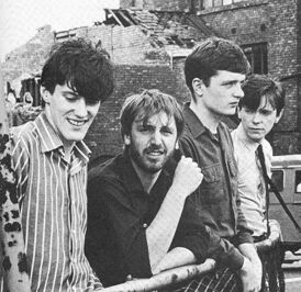 Joy Division в 1979 году. Слева направо: Стивен Моррис, Питер Хук, Иэн Кёртис, Бернард Самнер