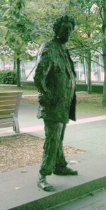 Розелин Гране. Большой Жан-Поль. Памятник Жан-Полю Риопелю на площади его имени в Монреале, 2003