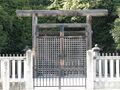 Ворота-тории перед входом в гробницу