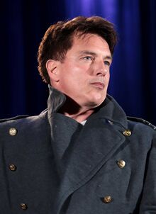Джон Барроумэн в образе Капитана Джека Харкнеса в 2019 году