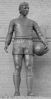 Статуя Джона Грейга на стадионе «Айброкс», установленная в дань памяти Айброкской трагедии 1971 года
