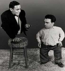 Джонни Эк (слева) и Анджело Росситто на съёмках фильма «Уродцы» (1932).
