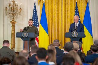 Владимир Зеленский и Джо Байден проводят пресс-конференцию в Восточном зале Белого дома, 21 декабря 2022 года