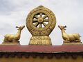 Золотые олени и колесо дхармы на крыше Джоканга