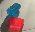 Синие и красные конфеты Jolly Rancher. Синий цвет конфет обеспечивается красителем Е133