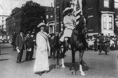 Жозефина Бейдерхасс (Josephine Beiderhasse) и Инес Милхолланд[en] на параде в Нью-Йорке, 3 мая 1913 года