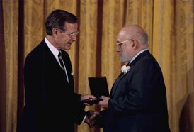 Джошуа Ледерберг (справа) получает медаль из рук Джорджа Буша