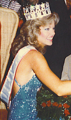 Джули Хайек после победы на конкурсе Мисс США 1983 года, состоявшегося 21 мая 1983 года в Knoxville Civic Center в Ноксвилле