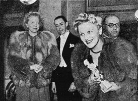 Анса Иконен со «статуэткой Юсси» на первом присуждении премии (1944)