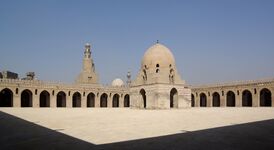 Внутренний двор мечети Ибн Тулуна