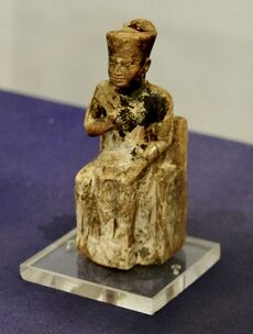 Фараон Хуфу. Трёхдюймовая фигурка из слоновой кости, найденная в развалинах храма более позднего периода в Абидосе в 1903 году. Каирский египетский музей