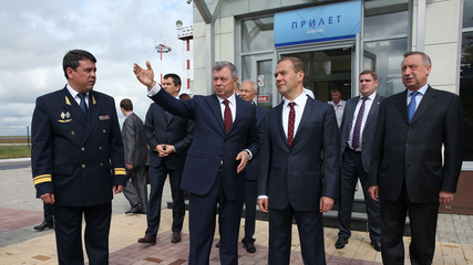 Дмитрий Медведев и губернатор Анатолий Артамонов с чиновниками осматривают реконструированный терминал аэропорта Калуга (4 сентября 2015)