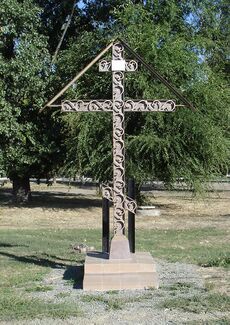 Новый (металлический) памятный крест жертвам катастрофы. Установлен 9 августа 2010 года.
